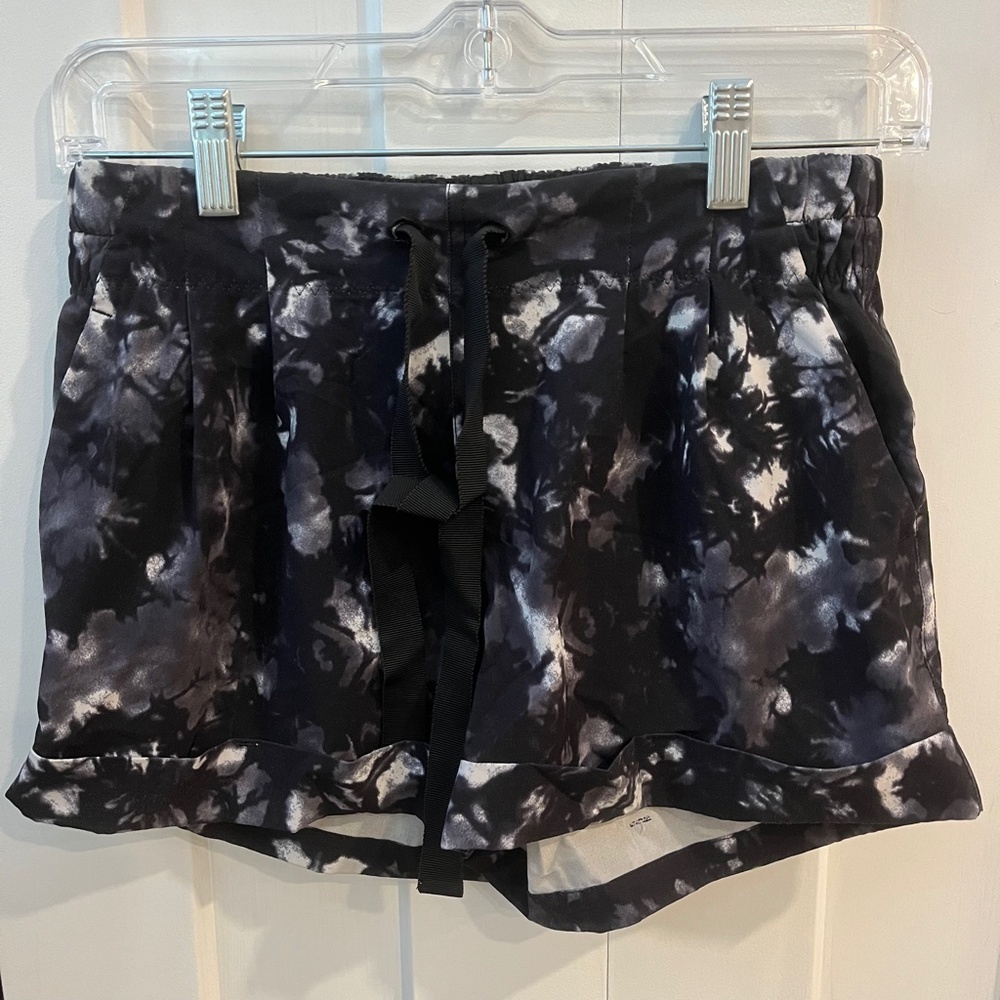 Lululemon Spring Break Away Short II Women's Size 4